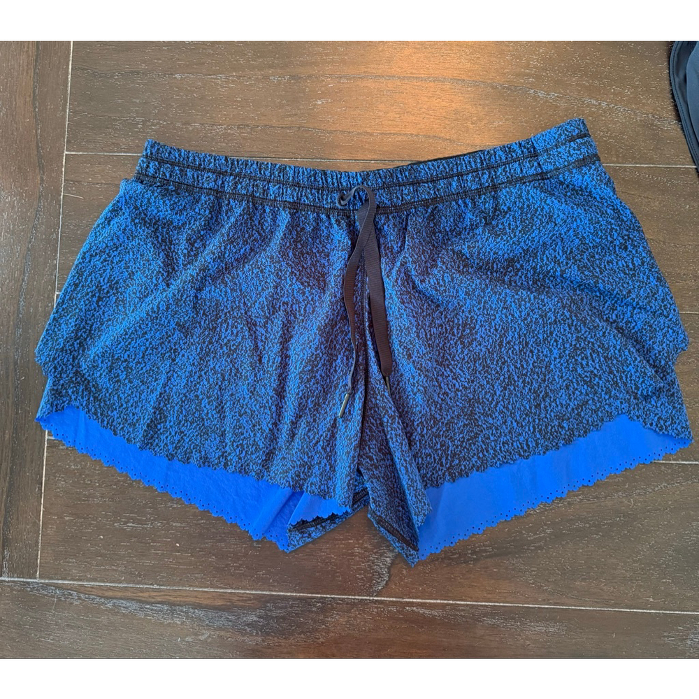 Women's Lululemon Shorts Size 10 Blue scallop laser Edge